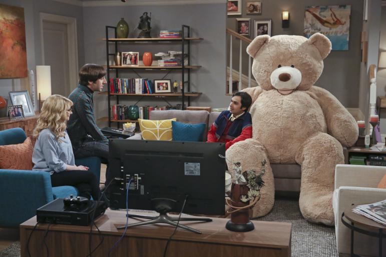 The_Big_Bang_Theory_The_Big_Bear_Precipitation_Raj_Howard_Bernadette_Stuffed_Bear